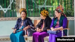 Paýtagtyň awtobus duralgalarynyň birinde oturan zenanlar (Illýustrasiýa suraty)