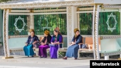 Awtobus duralgasynda oturan zenanlar (Illýustrasiýa suraty)