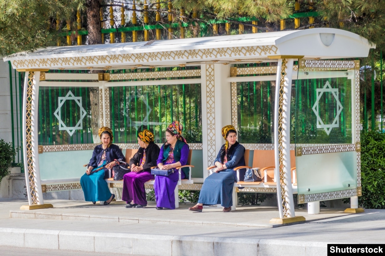 Disa gra duke pritur në një stacion autobusi në Ashgabat, në prill të vitit 2018.