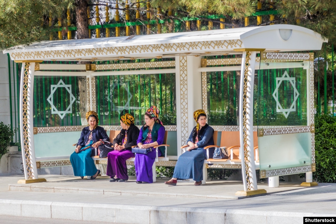 Disa gra duke pritur në një stacion autobusi në Ashgabat, në prill të vitit 2018.