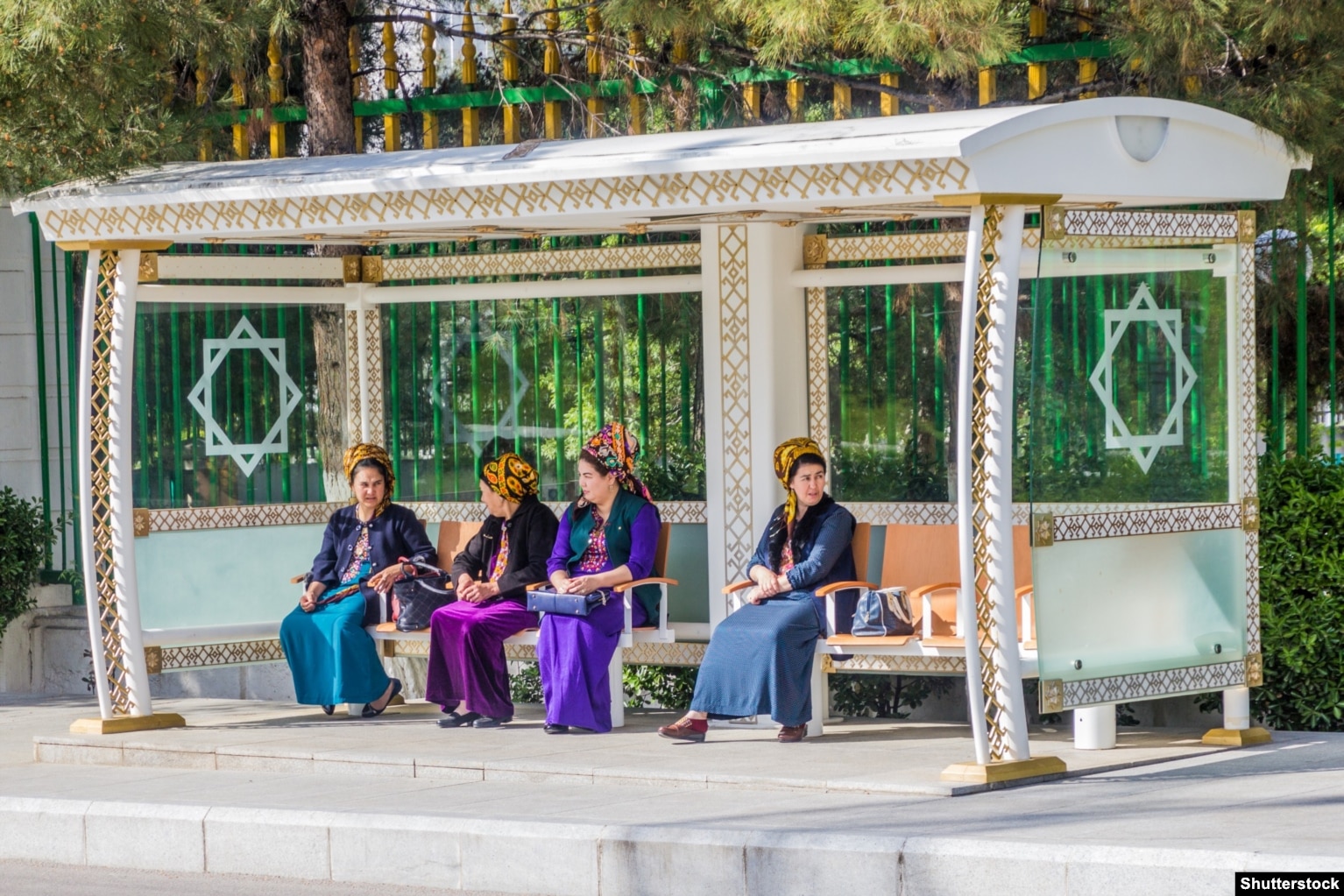Disa gra duke pritur në një stacion autobusi në Ashgabat, në prill të vitit 2018.