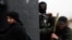 «Al-Nusra Frontunyň» agzasy penjeginde Al-Kaýdanyň baýdagy bilen (ortada), Siriýanyň Aleppo şäheriniň eteginde toparyň beýleki söweşijileri bilen bilelikde pozisiýada dur. (arhiw suraty)