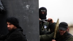 Боевики группировки "Фронт Ан-Нусра" (на экипировке среднего - символика "Аль-Каиды") ведут бой в районе сирийского города Алеппо, 2018 год