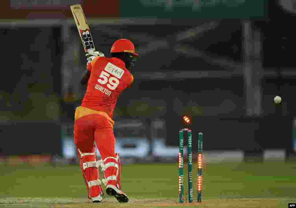 د پېښور زلمي بالر چې د اسلام اباد یونایټېډ بیټسمین بولډ کړ