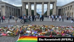 Стихийный мемориал у Бранденбургских ворот памяти жертв теракта в Берлине, 26 июля 2026 года