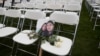 Накануне начала суда в Гааге родственники жертв катастрофы рейса MH17 установили перед российским посольством в Гааге 298 пустых стульев – по числу погибших 