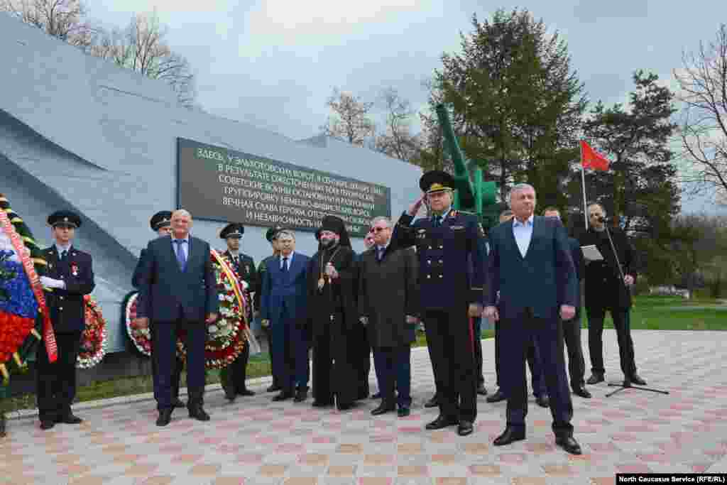 Помимо главы региона, на церемонии присутствовали первый вице-спикер парламента республики Станислав Кесаев, глава МВД по Северной Осетии Михаил Скоков и члены Совета ветеранов