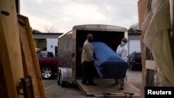 Texas: o firmă de pompe funebre, propietarii spun ca și-au dublat cifra de afaceri în 2020 ca urmare a pandemiei. Hourston, Texas, 4 februarie 2021
