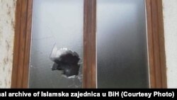 Nepoznato lice ili više njih u toku noći razbili su jedan prozor na vjerskom objektu Atik džamije i jedan na pomoćnom objektu u ulici Vuka Karadžića u Bijeljini.