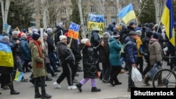 Жителі Мелітополя намагалися чинити спротив окупації. Мітинг, 7 березня 2022 року