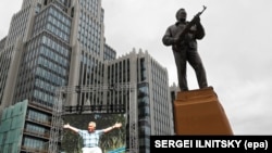 Памятник Михаилу Калашникову - создателю автомата, распространенного по всему миру