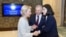 Председатель Европейской комиссии Урсула фон дер Ляйен с президентом Узбекистана Шавкатом Мирзиёевым и его старшей дочерью Саидой Мирзиёевой. Самарканд, 4 апреля 2025 года