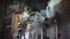 Пожежники гасять вогонь після російського удару по Харкову, 31 травня 2024 року