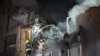 Рятувальники гасять пожежу в житловому будинку, зруйнованому внаслідок російського ракетного обстрілу в Харкові, Україна, 31 травня 2024 року. Фото ілюстративне