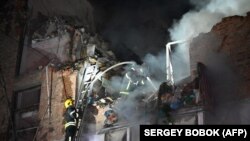 У Харкові рятувальники ліквідовують пожежу в зруйнованому ракетним обстрілом РФ житловому будинку, Україна, 31 травня, 2024 року