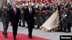 Президент РФ Владимир Путин и президент Австрии Хайнц Фишер обходят строй почетного караула по прибытии Путина в Вену