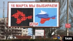 Российский пропагандистский баннер, призывающий к участию в «референдуме о статусе Крыма», на одной из улиц Севастополя, 10 марта 2014 года