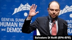Kremlin critic Vladimir Kara-Murza received the 2018 Courage Award at the 10th Geneva Summit for Human Rights and Democracy in February.