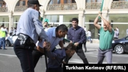 Шеруге шыққандар полициямен қақтығысып қалды. Баку, 5 қазан 2012 ж.