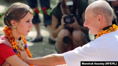 Қолыңнан келсе сиқыршы, қария.