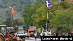 Kosovski Srbi prolaze pored barikade u blizini graničnog prelaza Jarinje između Kosova i Srbije (28. septembar 2021.)
