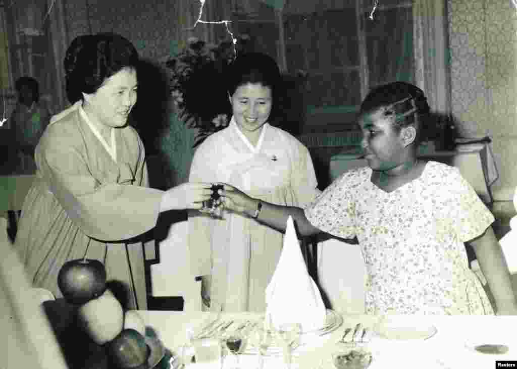 Kim Sung Ae, North Korean founder Kim Il Sung's second wife, shares a toast with Macias on the girl's first visit to Pyongyang in 1978.