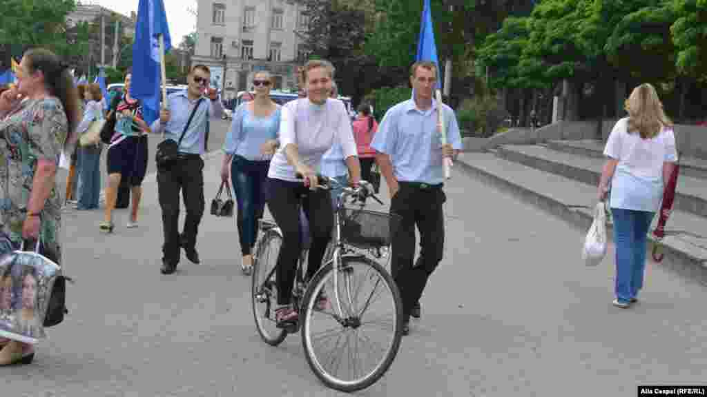 ...pe jos şi cu bicicleta