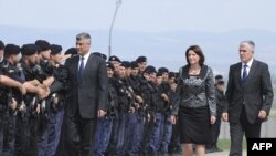 Presidentja e Kosovës Atifete Jahjaga, gjatë një vizite që u ka bërë bashkë me kryeministrin Hashim Thaçi kampit të Njësisë Speciale të Policisë Kosovës.