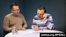 AzattyqLIVE бағдарламасына қатысып отырған мұнай-газ сарапшысы Сергей Смирнов (оң жақта) пен журналист Алтай Сандыбаев. Алматы, 18 қараша 2015 жыл. 