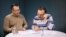 AzattyqLIVE бағдарламасына қатысып отырған мұнай-газ сарапшысы Сергей Смирнов (оң жақта) пен журналист Алтай Сандыбаев. Алматы, 18 қараша 2015 жыл. 