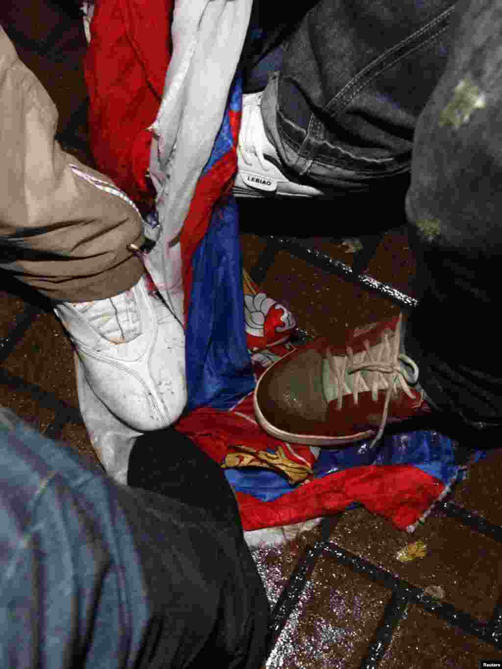 Protestuesit në Tiranë shkelin flamurin serb, si reagim ndaj djegies së flamurit shqiptar nga tifozët serbë në Itali...