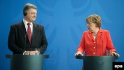 Ukrainian President Petro Poroshenko (left) and German Chancellor Angela Merkel hold a press conference in Berlin on May 13.