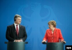 Президент України Петро Порошенко під час спільного брифінгу з канцлером Німеччини Анґелою Меркель. Берлін, 13 травня 2015 року