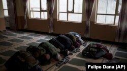 شماری از افراد حکومت طالبان حین ادای نماز در یکی از مساجد