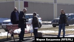 Волонтёры раздают еду и маски бездомным