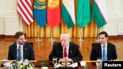АҚШ президенті Дональд Трамп, вице-президент Джей Ди Вэнс және мемлекеттік хатшы Марко Рубио Ақ үйде Орталық Азия елдері басшыларымен C5+1 форматында өткен қонақасында. 2025 жыл, 6 қараша.