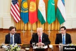 Президент США Дональд Трамп, вице-президент Джей Ди Вэнс и госсекретарь Марко Рубио на ужине с лидерами стран Центральной Азии в Вашингтоне, 6 ноября 2025 года