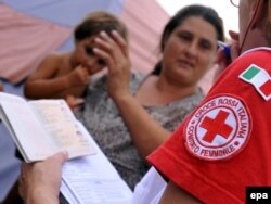 Перепись "Красного креста" в цыганском таборе в Италии