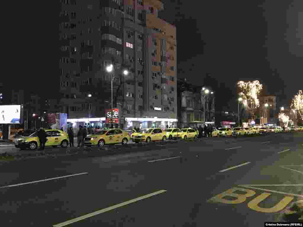 Șoferii de taxi au organizat un protest separat, nu împotriva modificărilor de legislație judiciară, ci împotriva taximetriei prin aplicații mobile