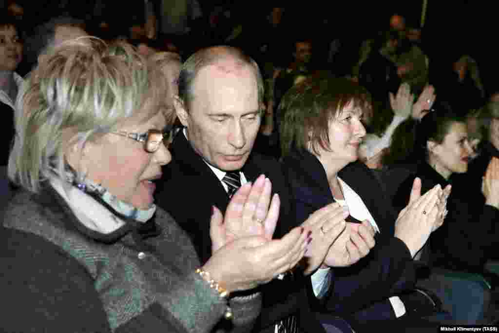 10 марта 2008 года. Галина Волчек, президент России Владимир Путин и его супруга Люмила Путина на премьере комедии Грибоедова "Горе от ума" в "Современнике". Фото: Михаил Климентьев (ИТАР-ТАСС)