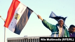محتج مصري يحمل علم بلاده في محيط جامعة القاهرة