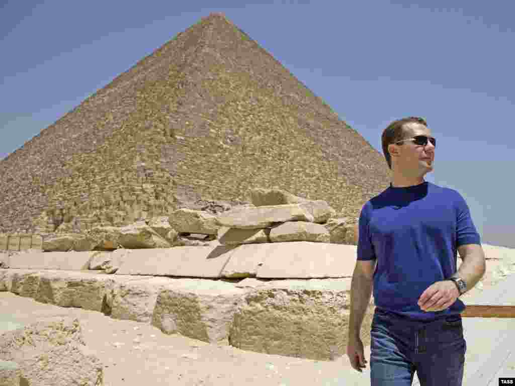Egipat - Posjeta Medvedeva - Za vrijeme posjete Egiptu predsjednik Rusije se nije brinuo o protestu u Moskvi niti situacoijom u Ingushetiji već je obišao piramide. 