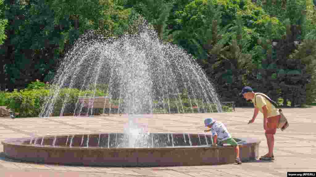 У фонтана в парке имени Тренева