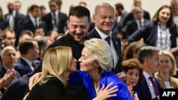 Prva dama Ukrajine Olena Zelenska (L) i predsjednica Europske komisije Ursula von der Leyen, Volodimir Zelenski (gore L) i njemački kancelar Olafa Scholza (gore D) 11. 6. 2024. u Berlinu (Ilustrativna fotografija)