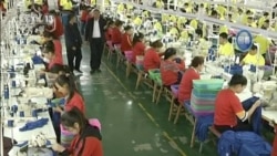 Мусульмане работают на швейной фабрике в Синьцзяне. Скриншот.