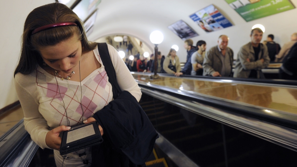 Она читает в метро. Читают в метро. Чтение электронной в транспорте. Люди читают в метро. Телефон в метро.
