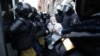 Rendőrök visznek egy tiltakozót egy nem engedélyezett tüntetésről Szentpéterváron, Oroszországban, 2021. január 31-én.