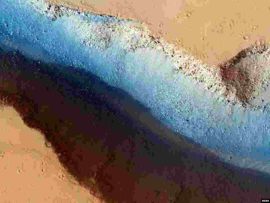 Глыбокія разломы на захадзе ад даліны Grota&nbsp;NASA/JPL/University of Arizona