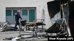 Një polic pranë spitalit të djegur në Tetovë më 9 shtator 2021. 