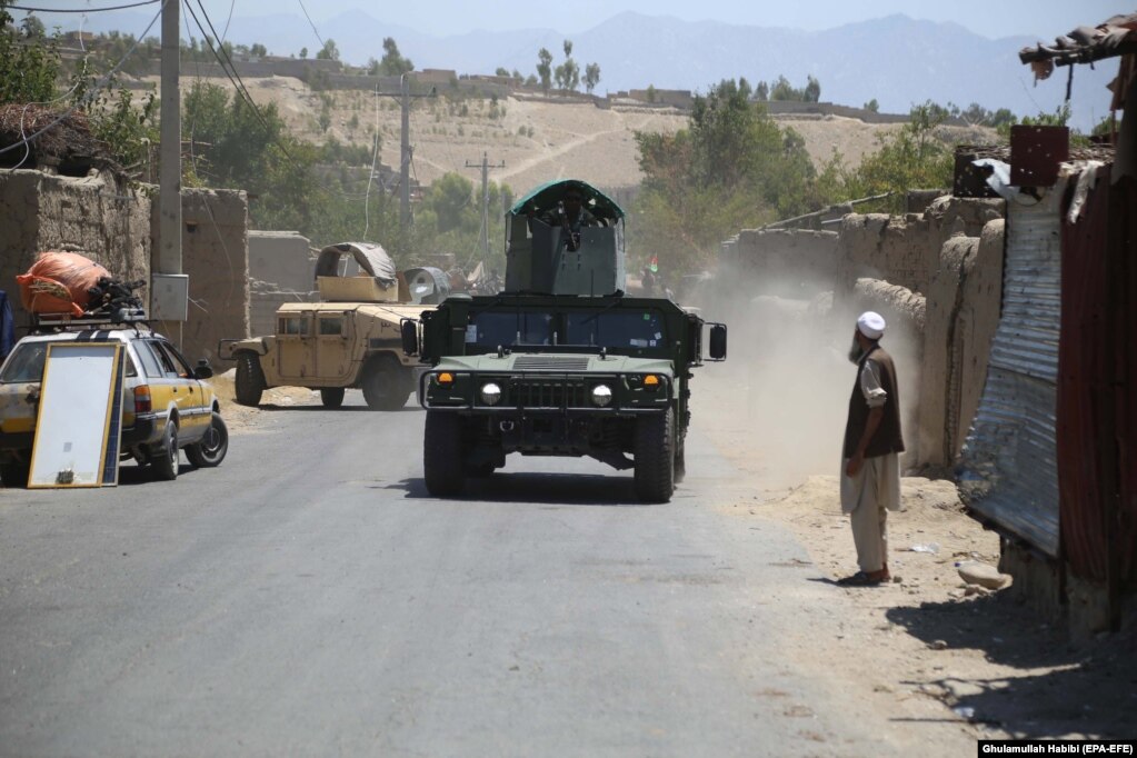 Forcat afgane të sigurisë patrullojnë në rrethin Alishang të provincës Laghman, pasi e pastruan zonën nga luftëtarët talibanë, më 8 korrik.
